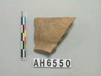 藏品(灰褐色夾砂陶口緣)的圖片